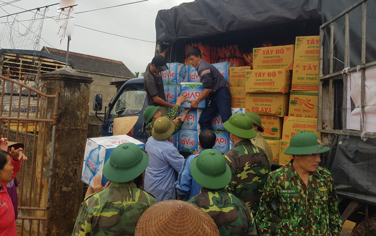 Việc vận chuyển hàng cứu trợ đến vùng bị cô lập, chia cắt dài ngày vẫn đang được khẩn trương thực hiện