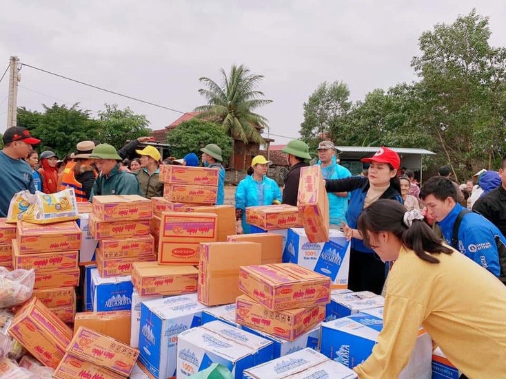 Hàng hóa cứu trợ đang được các tổ chức khẩn trương vận chuyển đến tay người dân vùng lũ.