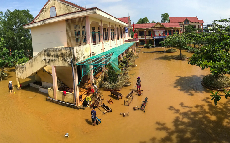 Công tác vệ sinh môi trường sau lũ đang được triển khai tích cực