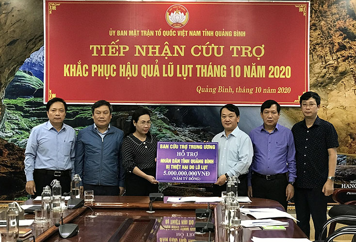 Đồng chí Phó Chủ tịch Ủy ban Trung ương MTTQVN Hầu A Lềnh trao hỗ trợ tỉnh Quảng Bình 5 tỷ đồng khắc phục hậu quả mưa lũ