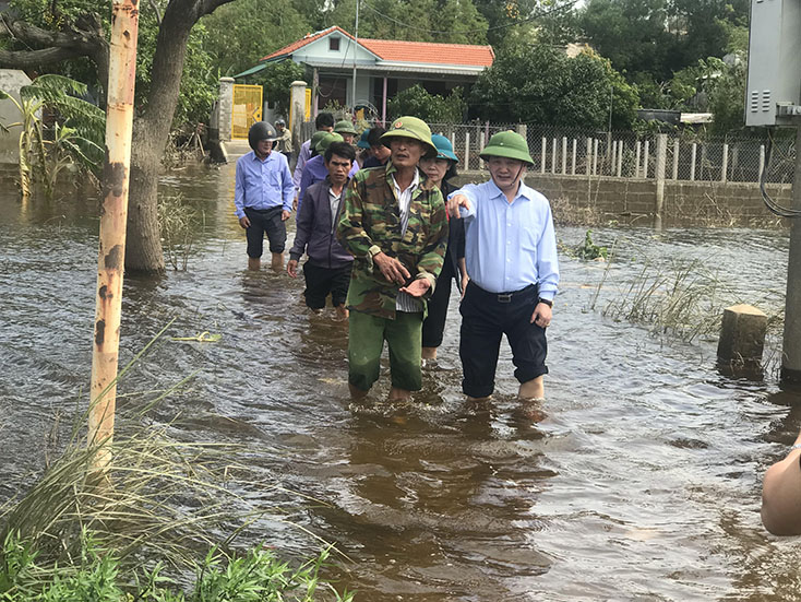 Đồng chí Phó Chủ tịch Ủy ban Trung ương MTTQVN Hầu A Lềnh và đoàn công tác trực tiếp kiểm tra tình hình thiệt hại do mưa lũ tại xã Gia Ninh