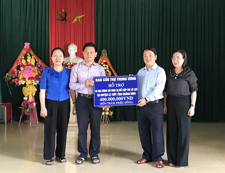Đồng chí Phó Chủ tịch Ủy ban Trung ương MTTQVN Hầu A Lềnh trao hỗ trợ 400 triệu đồng xây dựng 10 nhà Đại đoàn kết cho các hộ dân tại huyện Lệ Thủy 