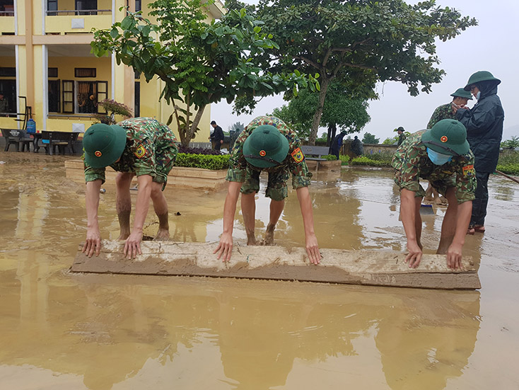 Lực lượng bộ đội biên phòng giúp các điểm trường dọn bùn đất