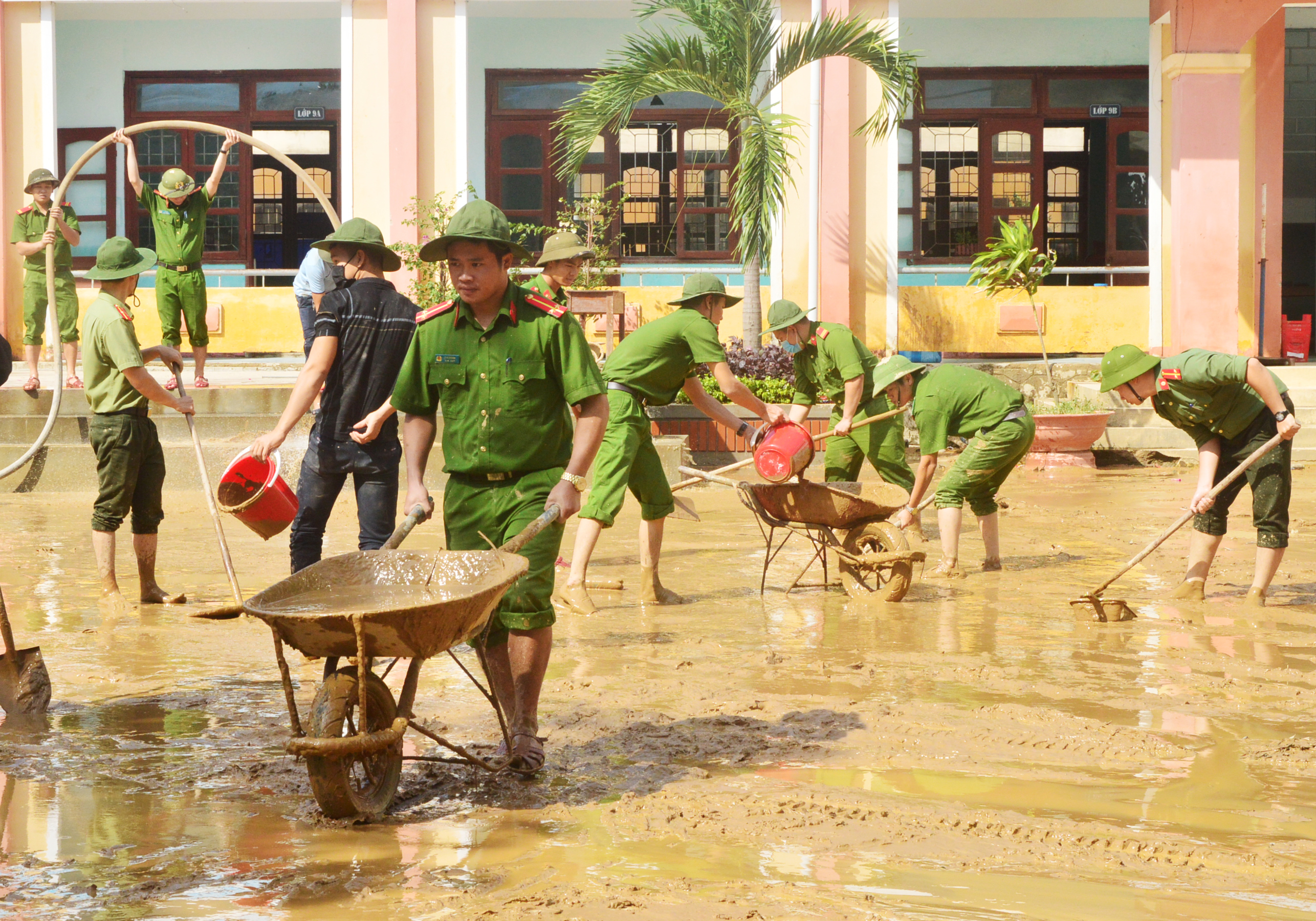 Lực lượng Công an tỉnh và Đoàn Thanh niên thị xã Ba Đồn giúp Trường TH và THCS Quảng Hải vệ sinh môi trường.