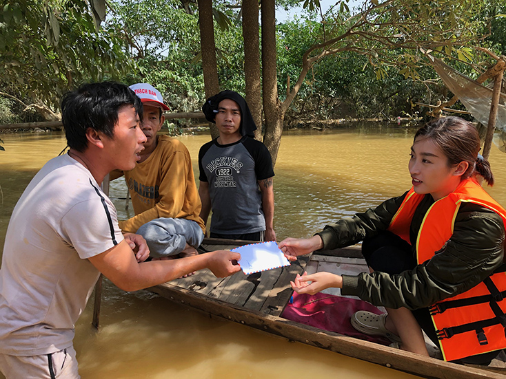 Đoàn đã trực tiếp đến từng nhà, hỗ trợ mỗi hộ gia đình ở thôn Thạch Bàn, xã An Thuỷ, huyện Lệ Thuỷ 1 triệu đồng 