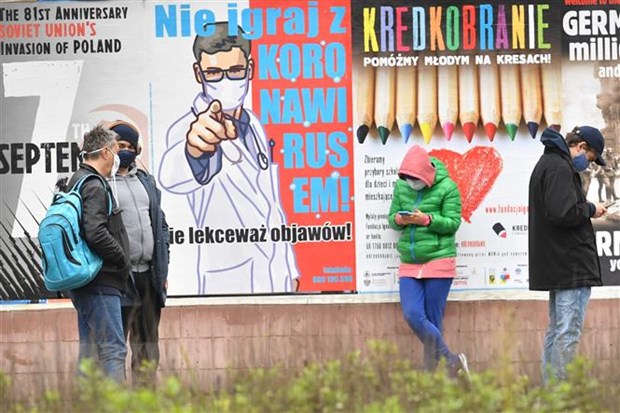 Người dân đeo khẩu trang phòng lây nhiễm COVID-19 tại Warsaw, Ba Lan. (Ảnh: PAP/TTXVN)