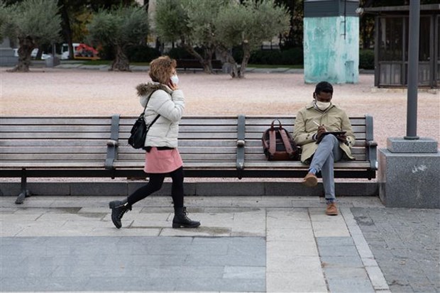 Người dân đeo khẩu trang phòng lây nhiễm COVID-19 tại Madrid, Tây Ban Nha. (Ảnh: THX/TTXVN)