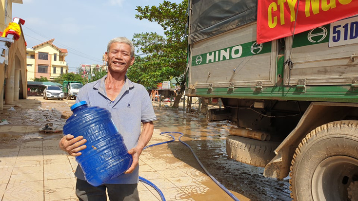 Người dân vùng Lệ Thủy mang bình đến lấy nước từ máy lọc về sử dụng