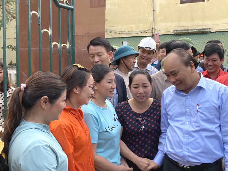 Thủ tướng Chính phủ Nguyễn Xuân Phúc động viên, tặng quà cho tập thể cán bộ, giáo viên Trường Mầm non Hiền Ninh.