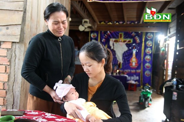 Chị Thảo bế đứa con nhỏ mới hơn 2 tháng tuổi cùng mẹ chồng. (Nguồn: baodaknong.org.vn)