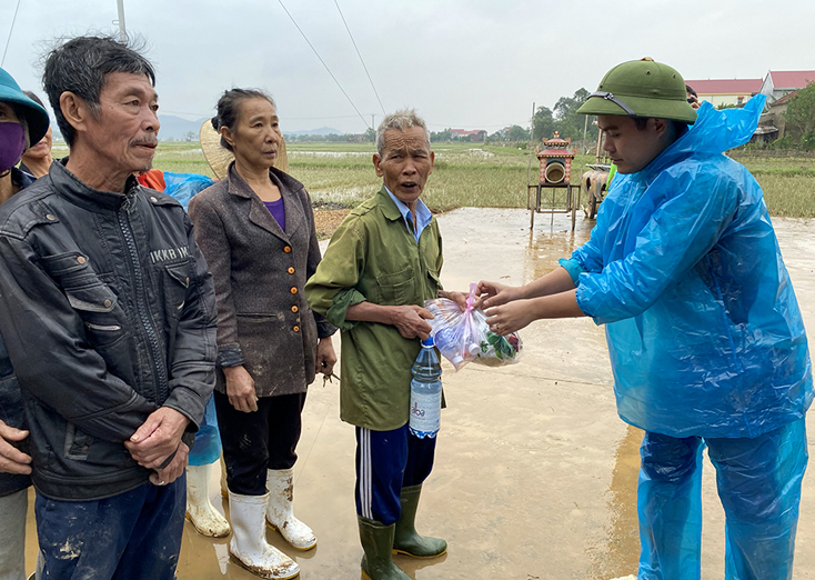 Trao quà cho bà con vùng lũ xã Phù Hóa, huyện Quảng Trạch.