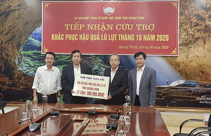 Đồng chí Phó Chủ tịch Thường trực UBND tỉnh Nguyễn Xuân Quang tiếp nhận số tiền ủng hộ 300 triệu đồng từ tỉnh Thừa Thiên Huế