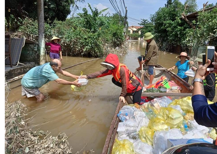 Việc cung cấp thức ăn, nước uống cho người dân vùng hiện đang bị ngập lụt tiếp tục được thực hiện