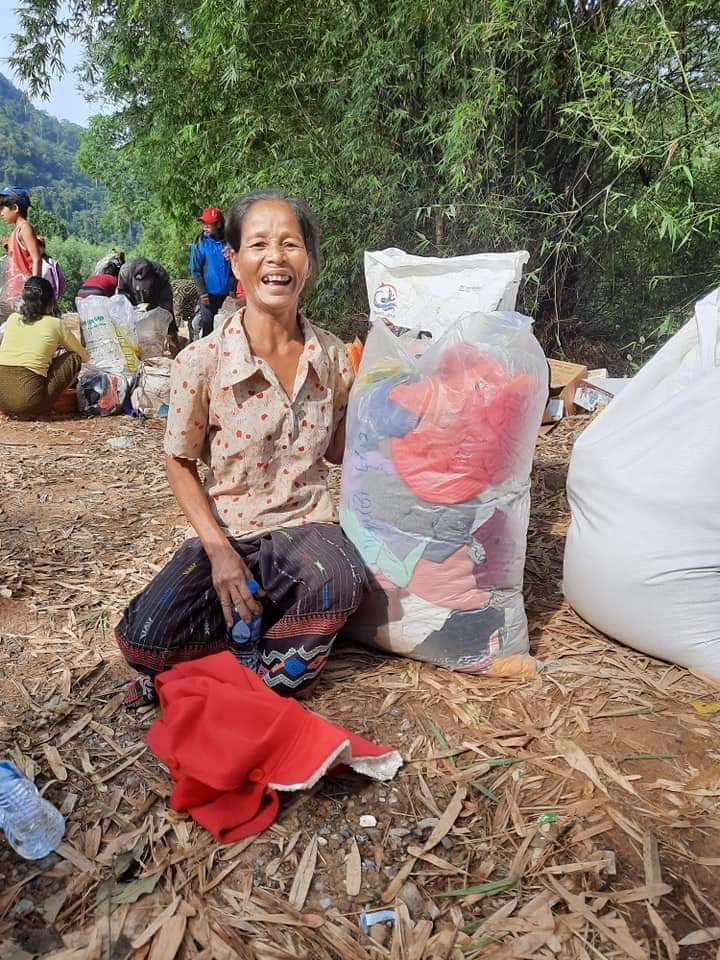 Niềm vui của người dân bản Dốc Mây, xã Trường Sơn (Quảng Ninh) khi nhận được hàng cứu trợ 
