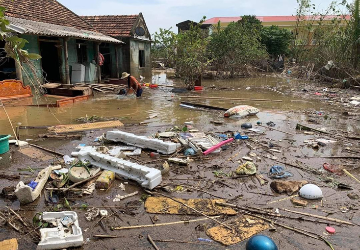 Hiện vẫn còn nhiều nhà dân đang bị ngập lụt.