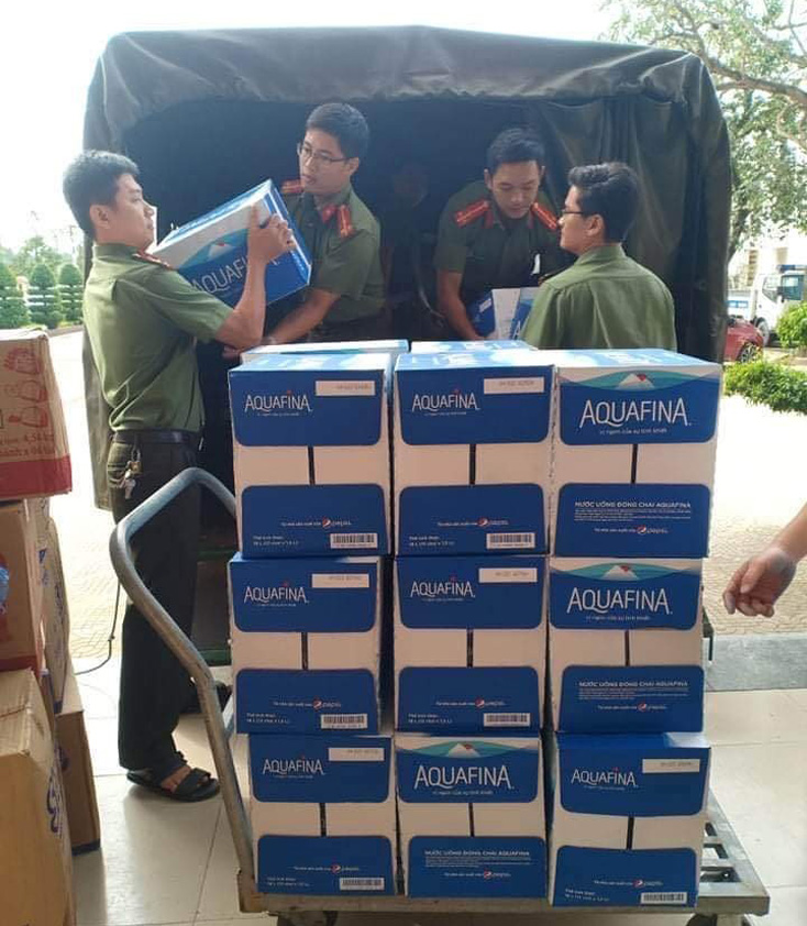 Việc vận chuyển nước uống đến cho người dân vùng lũ tiếp tục được thực hiện vừa phục vụ nhu cầu hiện tại vừa dự trữ cho việc phòng chống cơn bão số 8.