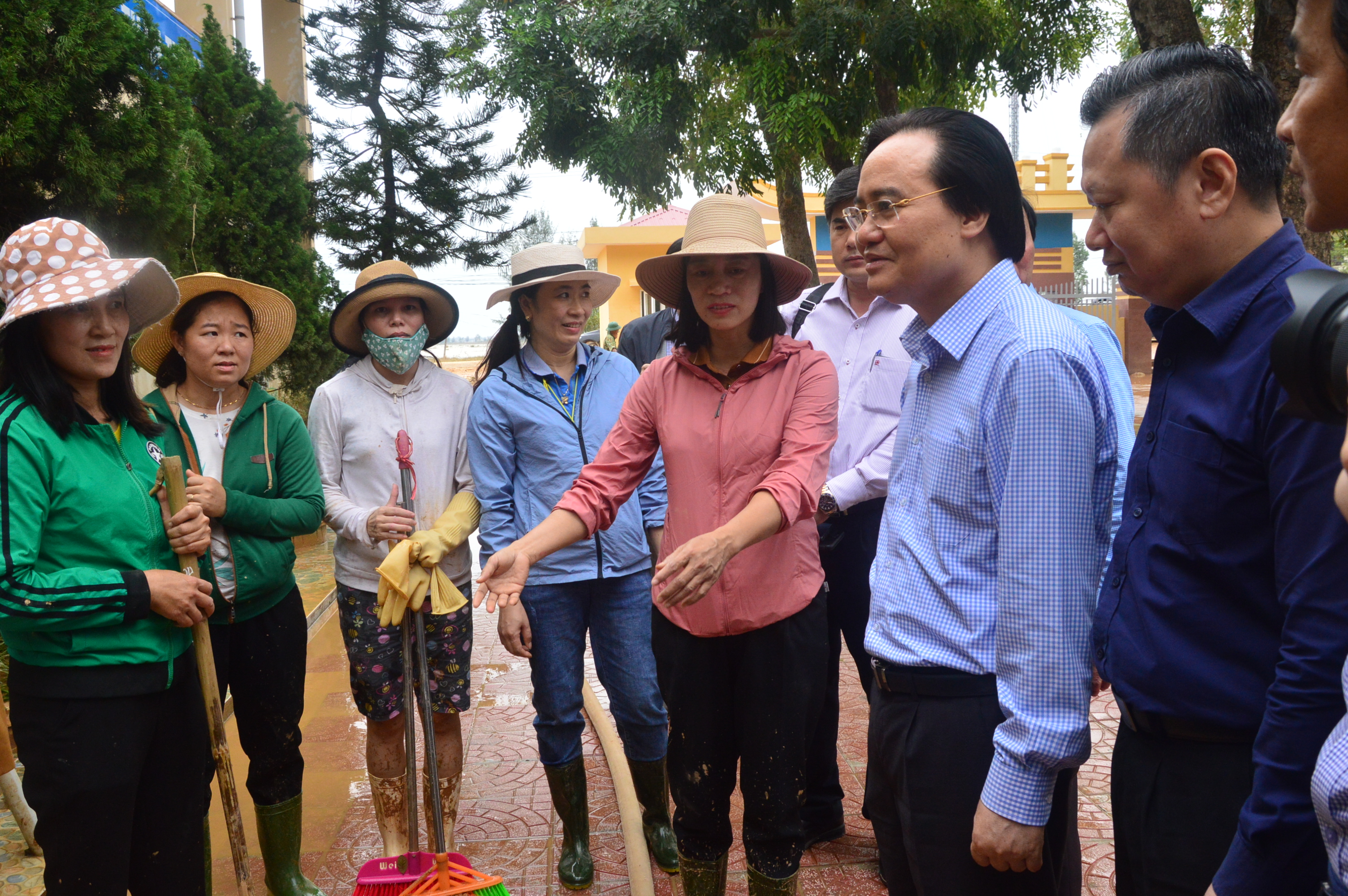 Bộ trưởng Bộ Giáo dục-Đào tạo Phùng Xuân Nhạ thăm hỏi, động viên cán bộ, giáo viên Trường tiểu học Hàm Ninh, huyện Quảng Ninh.