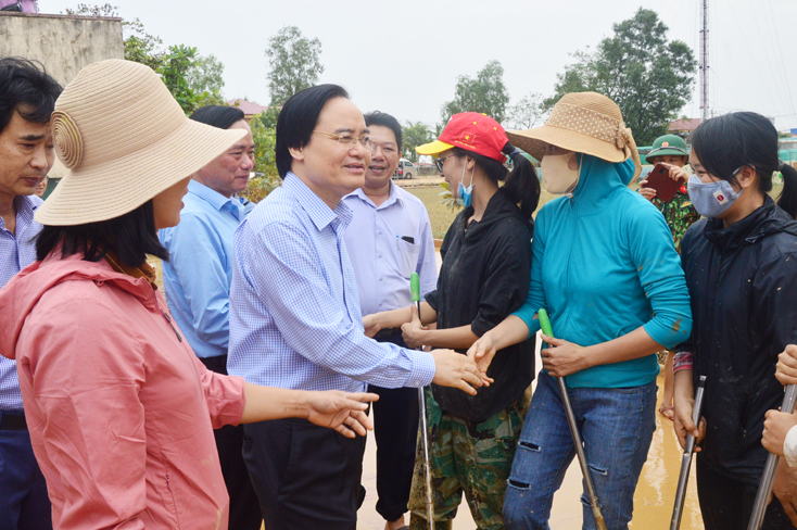 Bộ trưởng Bộ Giáo dục-Đào tạo Phùng Xuân Nhạ thăm hỏi, động viên cán bộ, giáo viên Trường tiểu học Hàm Ninh, huyện Quảng Ninh.