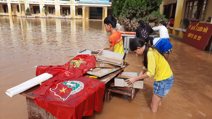 Nhiều trường học bị nước lũ ngập sâu, thiệt hại nặng nề.