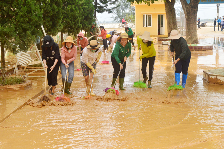 Cán bộ, giáo viên các trường học tập trung vệ sinh môi trường, ổn định trường lớp sau lũ.