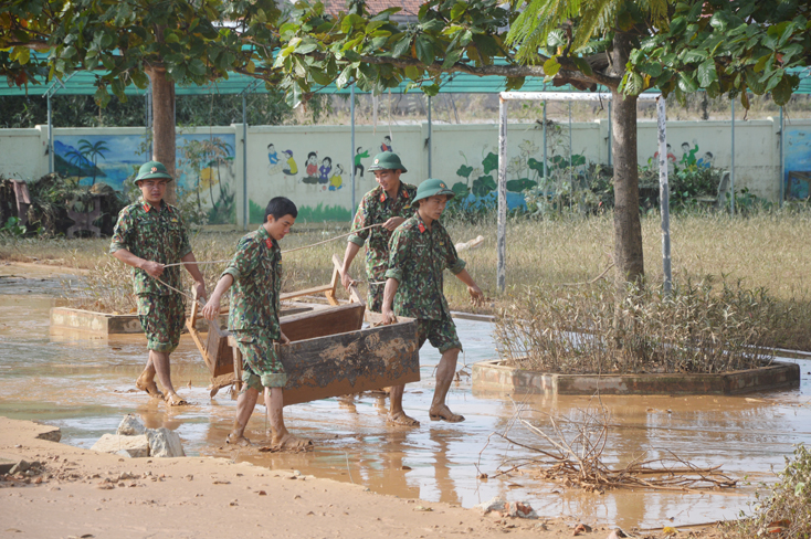 Cán bộ chiến sỹ Trung đoàn 996, Bộ CHQS tỉnh Quảng Bình giúp các trường học vẹ sinh môi trường sau lũ.