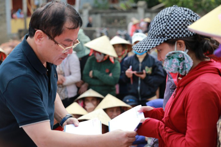 TBT Báo Tiền Phong Lê Xuân Sơn trao quà tại xã Quảng Minh, thị xã Ba Đồn, Quảng Bình.