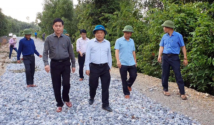 Đồng chí Bí thư Tỉnh ủy Vũ Đại Thắng kiểm tra tình trạng sạt lở tại xã Thuận Hóa