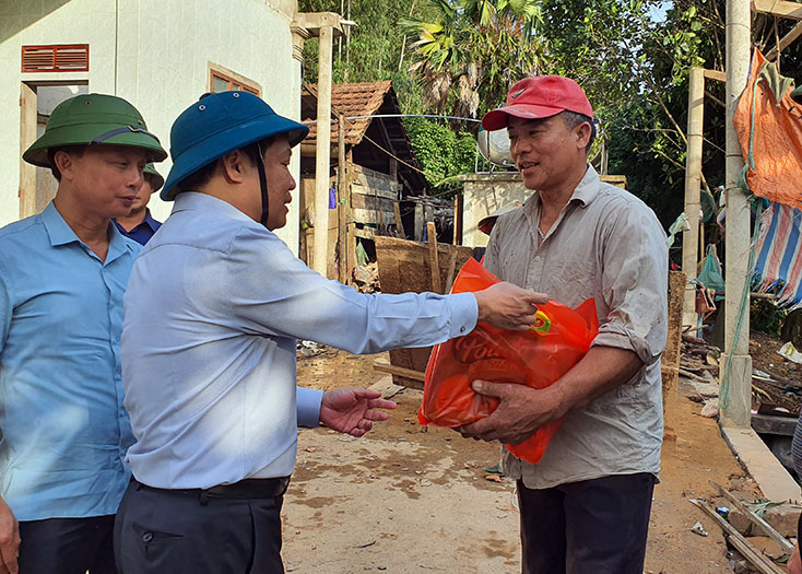 Đồng chí Bí thư Tỉnh ủy Vũ Đại Thắng tặng quà cho các hộ dân bị thiệt hại tại xã Thạch Hóa