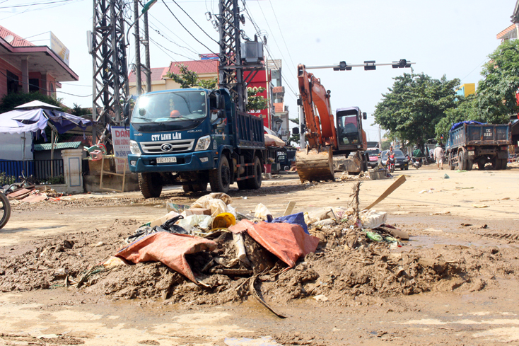 Huy động các phương tiện, máy móc để vệ sinh môi trường