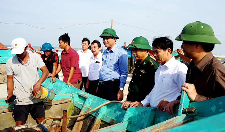Đồng chí Trần Thắng, cùng đoàn công tác kiểm tra nơi tránh trú an toàn và khắc phục sửa chữa tàu, thuyền bị hư hỏng của ngư dân sau lũ tại xã Ngư Thủy Bắc.