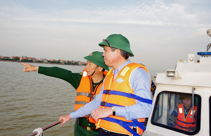 Đồng chí Trần Thắng nghe báo cáo của lãnh đạo Bộ Chỉ huy BĐBP tỉnh về tình hình tránh trú bão tại khu neo đậu tàu cá cửa Gianh và phương án ứng phó phòng chống bão. 