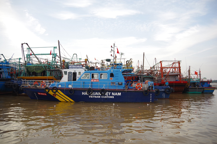 Hàng ngàn tàu cá của ngư dân và các đơn vị đã vào bờ tránh trú bão tại khu neo đậu cửa Gianh. 