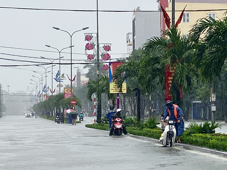 Mưa lũ gây ngập lụt hầu hết các tuyến đường trung tâm thành phố Đồng Hới khiến hoạt động kinh doanh dịch vụ bị ngưng trệ. 