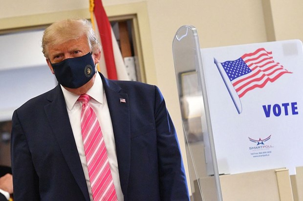 Tổng thống Donald Trump rời phòng bỏ phiếu tại thư viện hạt Palm Beach, bang Florida. (Nguồn: AFP)