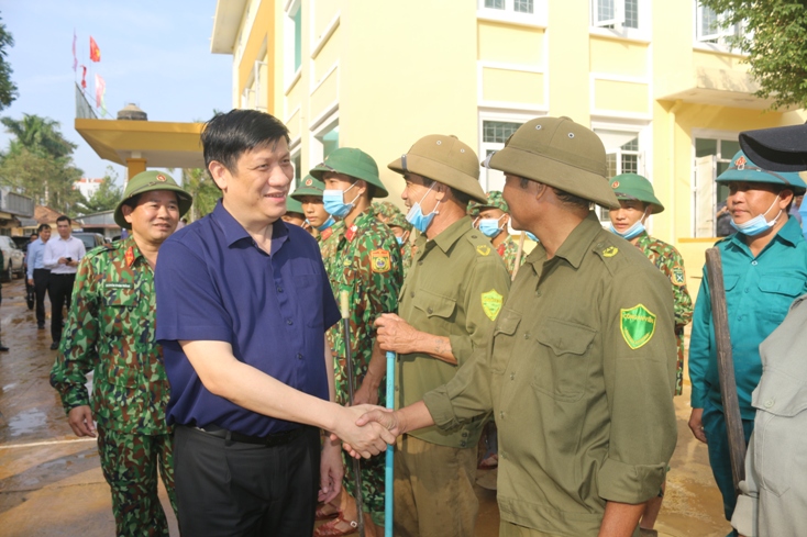 Quyền Bộ trưởng Bộ Y tế Nguyễn Thanh Long thăm hỏi lực lượng đang khắc phục hậu quả mưa lũ tại Bệnh viện đa khoa huyện Lệ Thủy.