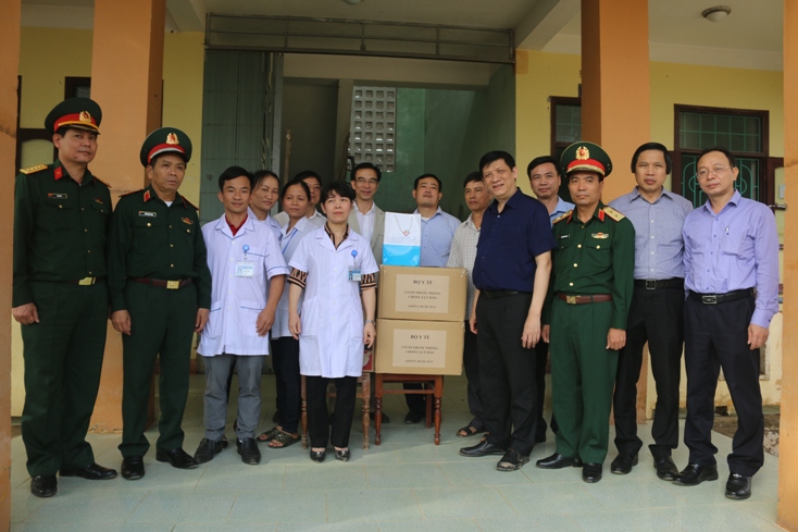  Quyền Bộ trưởng Bộ Y tế Nguyễn Thanh Long tặng quà cho trạm y tế xã Liên Thủy