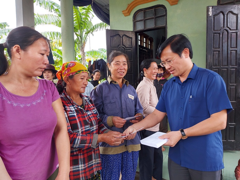 Nhà báo Hoàng Hữu Thái, Tổng biên tập Báo Quảng Bình trao quà cho người dân vùng lũ xã Quảng Minh (thị xã Ba Đồn).