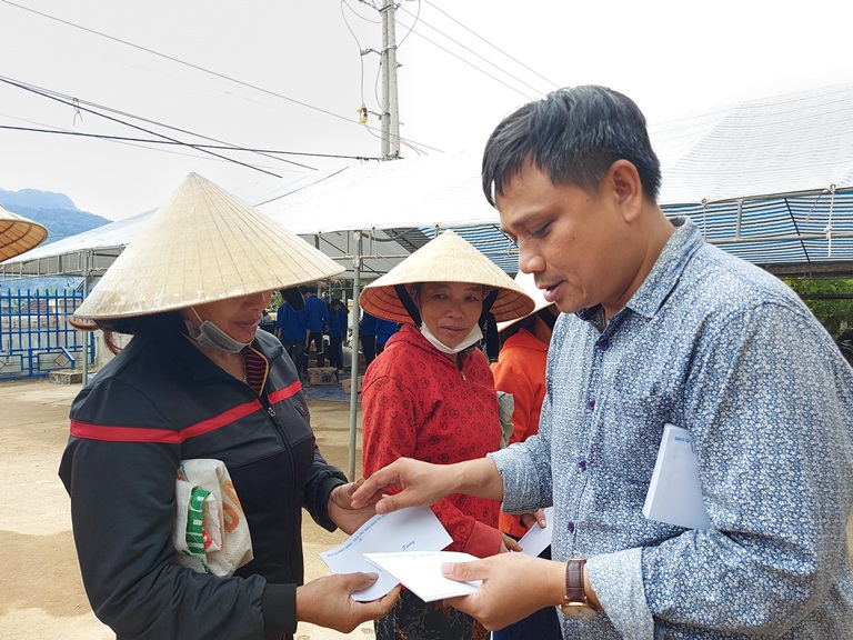 Phóng viên Báo Quảng Bình trao quà cho người dân vùng lũ xã Minh Hóa, huyện Minh Hóa.