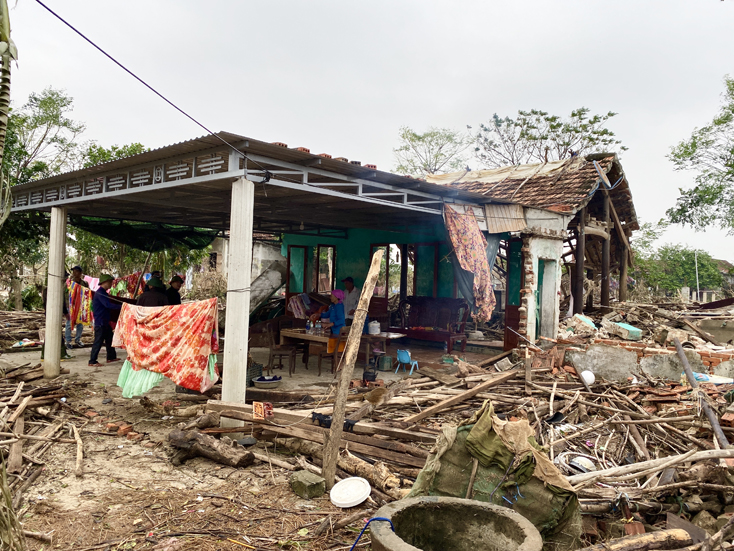 Nhà dân ở thôn Mốc Thượng, xã Hồng Thủy (Lệ Thủy) bị mưa lũ tàn phá.