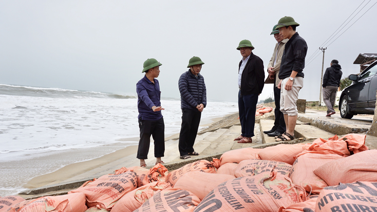 Đồng chí Phó Chủ tịch UBND tỉnh lưu ý các đơn vị liên quan và chính quyền địa phương khẩn trương gia cố kè biển Lý Hòa để bảo đảm ứng phó mưa bão.