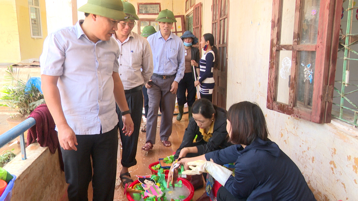 Đồng chí Bí thư Huyện ủy Đinh Hữu Thành thăm và chỉ đạo công tác khắc phục thiệt hại tại một số trường học trên địa bàn huyện.