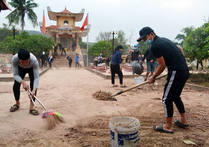  Đoàn Thanh niên xã Đức Trạch hỗ trợ dọn vệ sinh tại Nghĩa trang xã Liên Trạch.