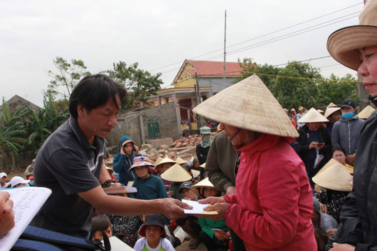 Phó Tổng biên tập Báo Tiền Phong Lê Minh Toản trao quà động viên người dân thôn Minh Hà, xã Quảng Minh.