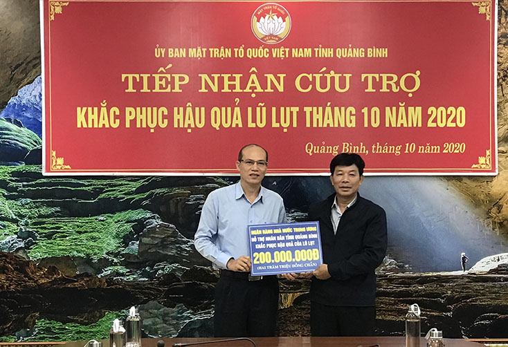 Đại diện lãnh đạo Ủy ban MTTQVN tỉnh tiếp nhận số tiền ủng hộ 200 triệu đồng từ Ngân hàng Nhà nước Trung ương