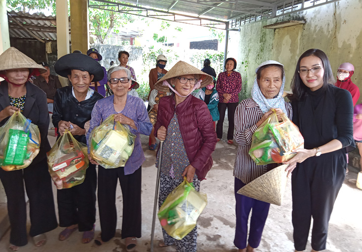 Bà Trần Thị Ngọc Bé - Giám đốc công ty Mình Hoàng trao quà cứu trợ cho bà con xã Sơn Thủy.