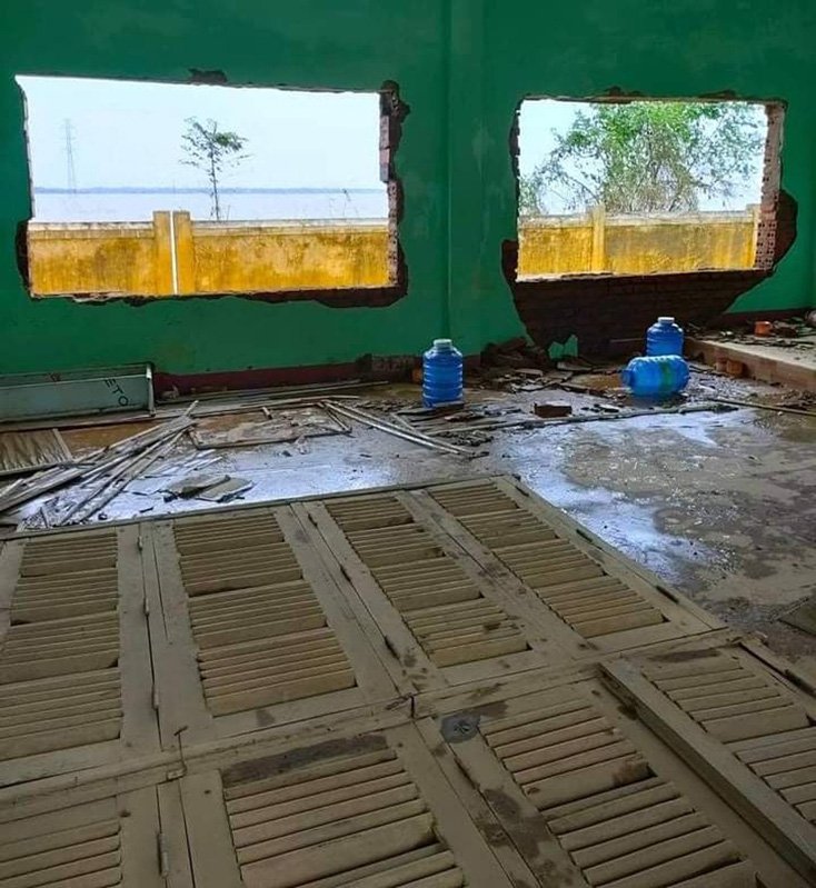 Hàng nghìn phòng học không chỉ bị ngập sâu trong nước lũ mà còn bị nước lũ làm hư hỏng nặng.