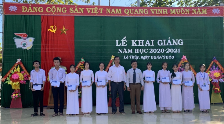   Đại diện VNPT Quảng Bình trao học bổng cho học sinh nghèo vượt khó tại các trường học trên địa bàn tỉnh.