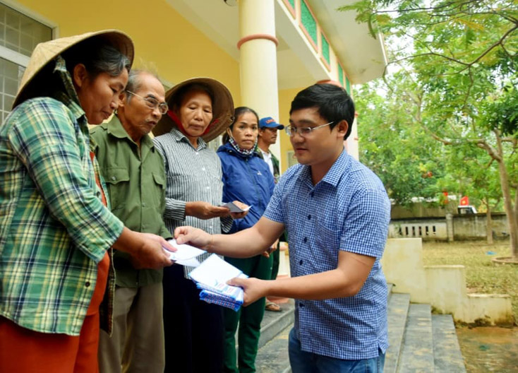 Phóng viên Báo Dân trí trao quà cho người dân vùng lũ xã Hiền Ninh