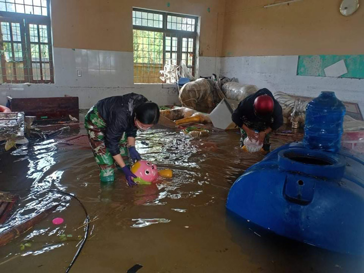 Công tác khắc phục hậu quả lũ lụt, vệ sinh trường lớp, chuẩn bị đón học sinh quay trở lại học tập dược các trường học vùng lũ huyện Lệ Thủy triển khai khẩn trương