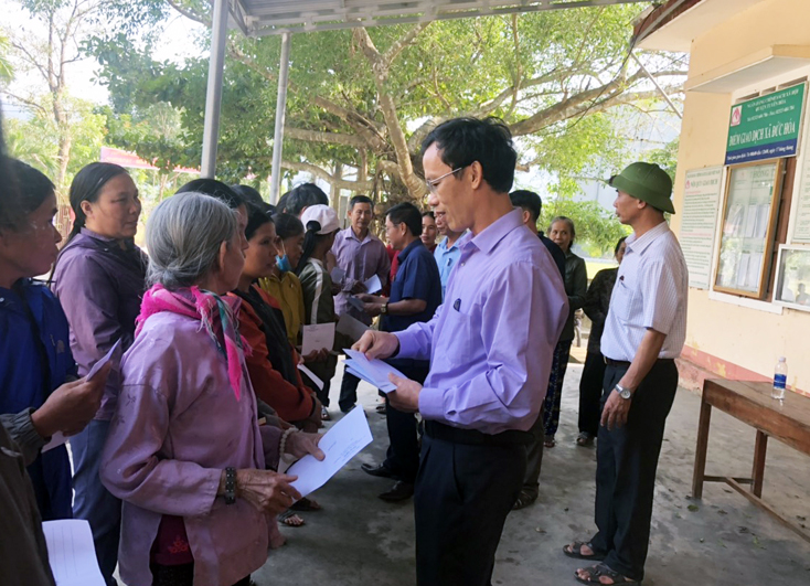 Đồng chí Trương Quang Sáng, Phó Giám đốc Sở Tư pháp cùng các thành viên trong đoàn trao quà và hỗ trợ cho chính quyền và nhân dân xã Đức Hoá, huyện Tuyên Hoá.